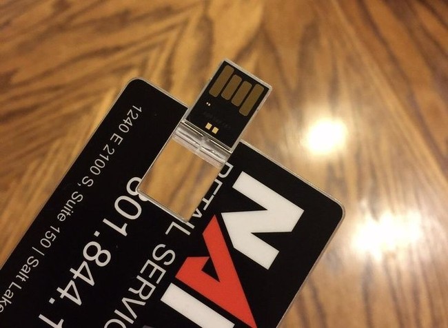 Kadang kartu nama tidak bisa memuat semua informasi yang ingin Anda sampaikan pada rekan bisnis. Kartu nama dengan flash disk ini pun bisa kamu pilih. Foto: DaniG420noscope/reddit 