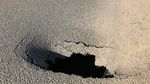Foto: Sinkhole Tiba-tiba Muncul di Jalanan Wales
