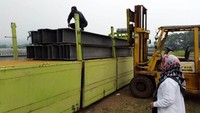 Secara paralel, pengendalian truk dengan muatan berlebih dan truk yang dimodifikasi sehingga tidak sesuai standar atau disebut ODOL (Over Dimension Over Load) juga akan diperketat, salah satunya dengan mengaktifkan kembali jembatan timbang. Istimewa/Kementerian PUPR.