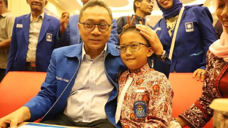 Zulkifli Hasan Kagumi Hafiz Cilik dari Bojonegoro Zulkifli Hasan Kagumi Hafiz Cilik dari Bojonegoro
