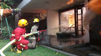 Rumah Semi Permanen di Lodaya Bandung Hangus Terbakar
