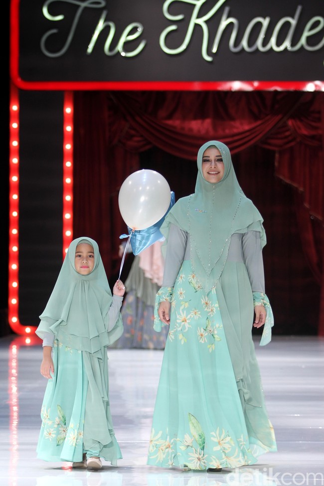 Istri denny Cagur, Shanty juga tampil cantik mengenakan hijab syari bernuansa merah muda. Khimar buatan Si.Se.Sa yang dipakainya terlihat elegan dengan taburan payet berkilau di bagian dahi. Foto: Mohammad Abduh/Wolipop