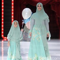 Istri denny Cagur, Shanty juga tampil cantik mengenakan hijab syari bernuansa merah muda. Khimar buatan Si.Se.Sa yang dipakainya terlihat elegan dengan taburan payet berkilau di bagian dahi. Foto: Mohammad Abduh/Wolipop