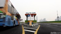 Bus TransJakarta saat melintas diantara Halte CSW.