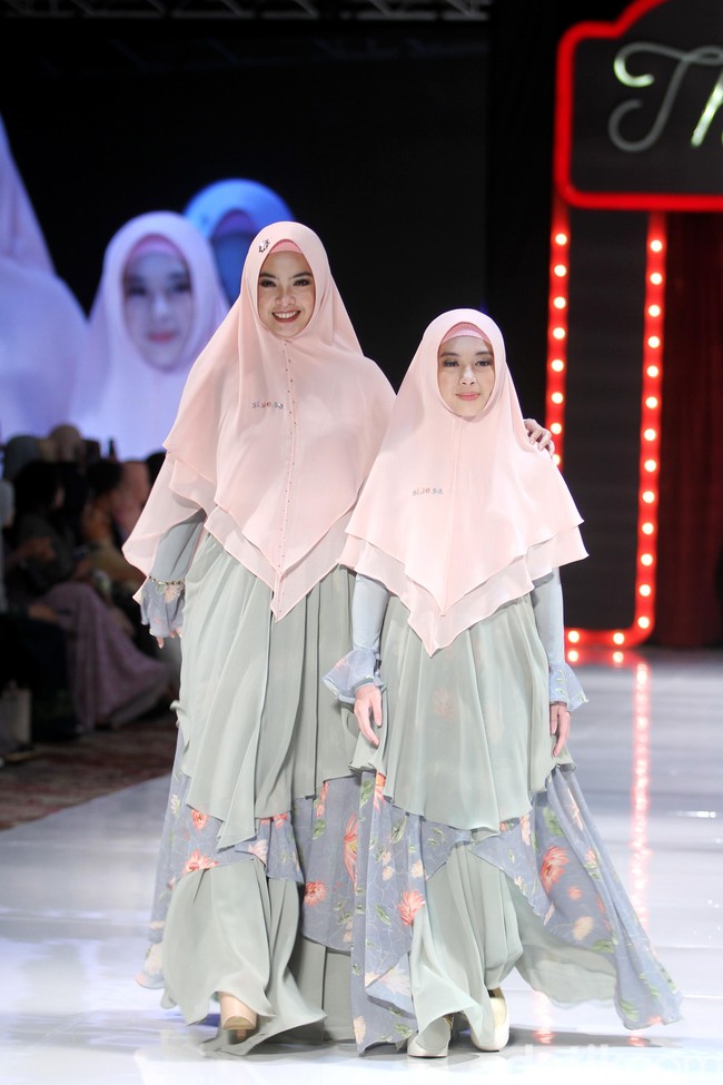 Inggrid Kansil dan putrinya juga ikut melenggang di panggung fashion show itu. Ia mengenakan busana yang sama dengan putrinya, menampilkan busana bertajuk Ti.Te.Ta. Foto: Mohammad Abduh/Wolipop
