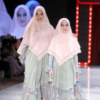 Inggrid Kansil dan putrinya juga ikut melenggang di panggung fashion show itu. Ia mengenakan busana yang sama dengan putrinya, menampilkan busana bertajuk Ti.Te.Ta. Foto: Mohammad Abduh/Wolipop