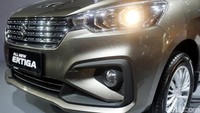 Mobil mengalami perubahan di bagian depan, baik pada grille bemper dan lampu fog lampnya.
