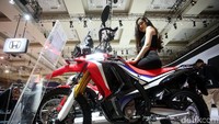 Seorang SPG berpose di atas motor terbaru Honda.