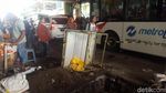 Penampakan Galian Kabel yang Bikin Tanah Abang Makin Macet
