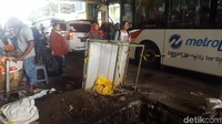 Salah satu pedagang kaki lima yang berdagang di depan Blok G, Didi mengatakan semenjak ada pekerjaan galian ini membuat Tanah Abang menjadi semakin macet.  (Foto: Zunita-detikcom)