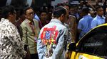 Gaya Jokowi Pakai Jaket Jins Viralnya Saat Buka IIMS