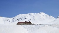Foto: Snow Wall Walk di Rute Alpine Tateyama Kurobe sangat mungkin ditutup selama cuaca buruk. Wisatawan juga dapat menginap di salah satu hotel di pegunungan ini (CNN Travel)
