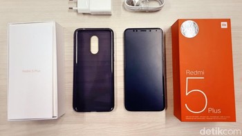 Tidak jauh berbeda, kemasan Redmi 5 Plus selain handsetnya disertakan casing, kabel data, kepala charger dan buku panduan. Foto: detikinet