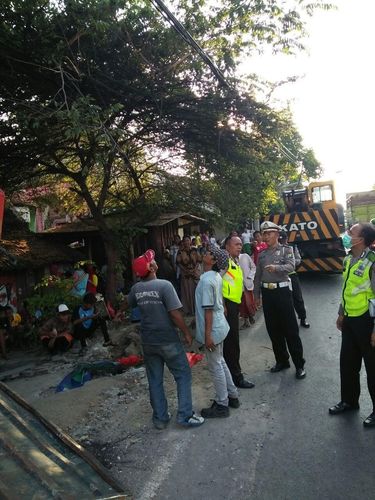 3 Truk Kecelakaan di Jalur Alternatif Pasca-Jembatan Babat Ambrol