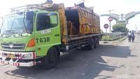 Bangkai truk dibawa dengan menggunakan trailer ke Mapolres Tuban untuk penyelidikan. (Foto: Ainur Rofiq/detikcom)