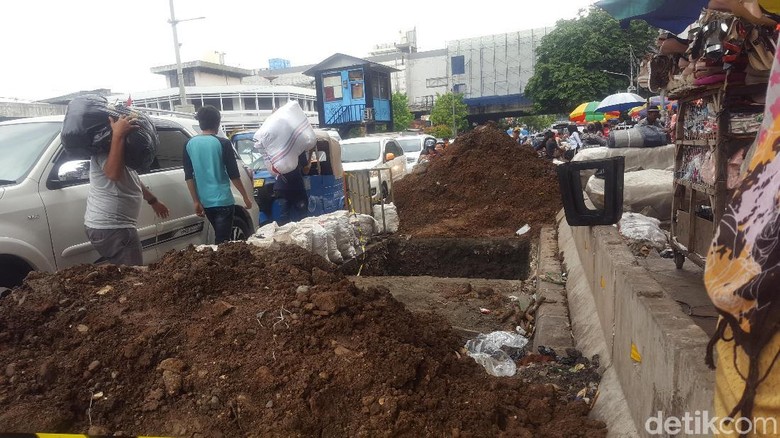 Galian Kabel yang Bikin Tanah Abang Tambah Macet Makan Satu Lajur Galian Kabel yang Bikin Tanah Abang Tambah Macet Makan Satu Lajur