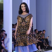Fashion show Mel Ahyar yang berkolaborasi dengan Iwan Tirta Private yang mengangkat tema ER-LUM di Fashion Nation 2018, Senayan City, Jakarta, Rabu [18/4/2018]. [Foto: Mohammad Abduh/Wolipop]