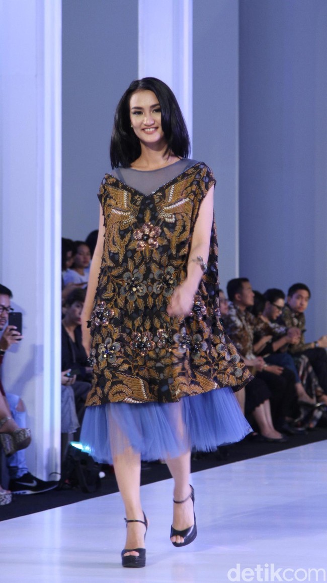 Fashion show Mel Ahyar yang berkolaborasi dengan Iwan Tirta Private yang mengangkat tema ER-LUM di Fashion Nation 2018, Senayan City, Jakarta, Rabu [18/4/2018]. [Foto: Mohammad Abduh/Wolipop]