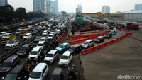 Kendaraan mengular di Jalan Gatot Subroto, Jakarta, Kamis (19/4).