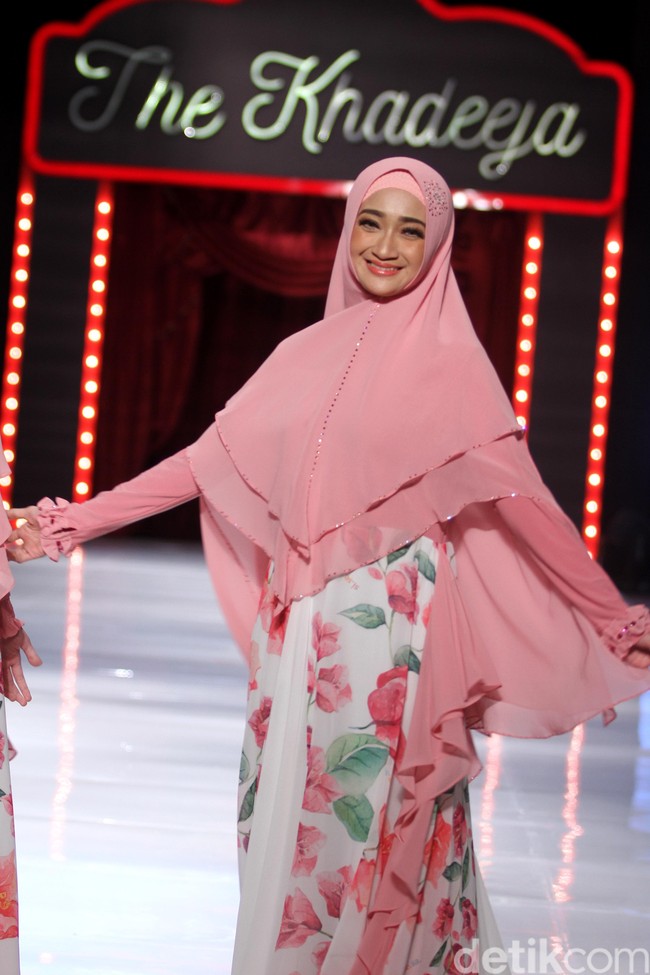 Istri Gusti Randa ini memang dikenal memiliki wajah imut. Dan di usianya kini hampir 40 tahun dan telah melahirkan empat anak, keimutan wajahnya tak memudar. Foto: Mohammad Abduh/Wolipop