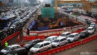 Kendaraan melaju dengan kecepatan hanya 10-20 kilometer per jam.