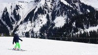 Lihat gaya pemain ski cilik ini. Dengan lihainya, dia meluncur di atas es dari atas bukit menuju ke bawah. Tanpa rasa takut! (Wahyu/detikTravel)