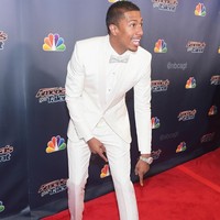 Inilah gaya Nick Cannon saat memakai salah satu sepatu termahal di dunia itu di acara America’s Got Talent. Sepatu yang butuh waktu setengah tahun untuk membuatnya ini kabarnya dilelang dengan nilai mencapai Rp 26 miliaran dan hasilnya disumbangkan kepada yang membutuhkan. Foto: Dok. Complex, Getty Images
