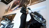 Astra Honda Motor memamerkan All New Honda PCX Hybrid.