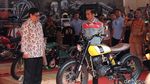 Foto: Jokowi Tunggangi Motor Kustom Merah dan Hijau