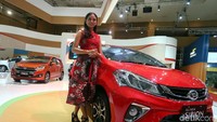 Berbagai macam pose mereka tampilkan di samping mobil yang dipamerkan.