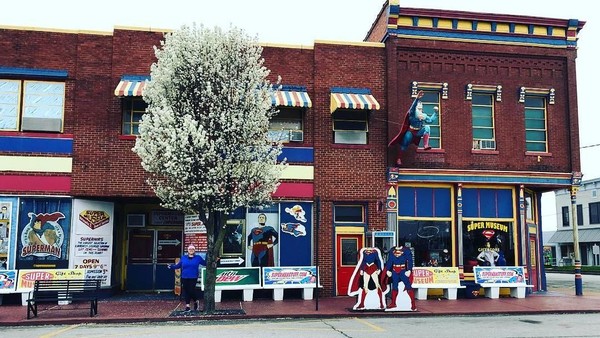 Foto: Datang ke sini, wisatawan bisa menemukan banyak hal yang berhubungan dengan Superman. Mulai dari toko serba superman sampai spot wisata Superman Square (twentybloguethesea/Instagram)