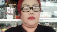 Bude Sumiyati mendeksripsikan dirinya sebagai bidadari khayangan yang menghibur manusia di bumi. Di depan warung yang jual makanan ringan, ia berpose dengan keterangan, Pernah patah hati tapi tetap bidadari. Iya deh, Bude! Foto: Instagram budesumiyati