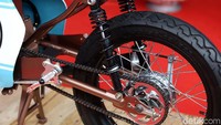 Proses modifikasi membutuhkan waktu tiga bulan karena beberapa bagian dibuat sendiri alias handmade, misalnya tangki dan fairing yang dibuat dari pelat setebal 1,2 mm. Sedangkan bagian lain, seperti suspensi dan pelek, merupakan barang after market.