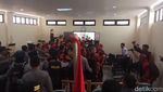 Foto: Rombongan Massa Berbaju Merah Loreng Hitam Rusak Pengadilan