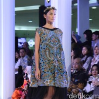 Fashion show Mel Ahyar yang berkolaborasi dengan Iwan Tirta Private yang mengangkat tema ER-LUM di Fashion Nation 2018, Senayan City, Jakarta, Rabu [18/4/2018]. [Foto: Mohammad Abduh/Wolipop]