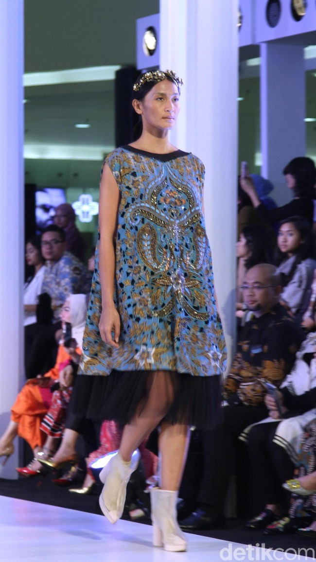 Fashion show Mel Ahyar yang berkolaborasi dengan Iwan Tirta Private yang mengangkat tema ER-LUM di Fashion Nation 2018, Senayan City, Jakarta, Rabu [18/4/2018]. [Foto: Mohammad Abduh/Wolipop]