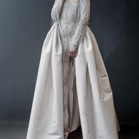 Pengantin tidak harus mengenakan gaun bagi Naeem Kham, yang justru memilih jumpsuit dengan tambahan train. Foto: Dok. Naeem Kham