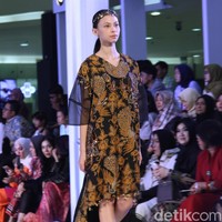 Fashion show Mel Ahyar yang berkolaborasi dengan Iwan Tirta Private yang mengangkat tema ER-LUM di Fashion Nation 2018, Senayan City, Jakarta, Rabu [18/4/2018]. [Foto: Mohammad Abduh/Wolipop]