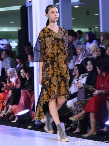 Bangga! 10 Desainer Indonesia Ini Sukses Pamerkan Batik ke 