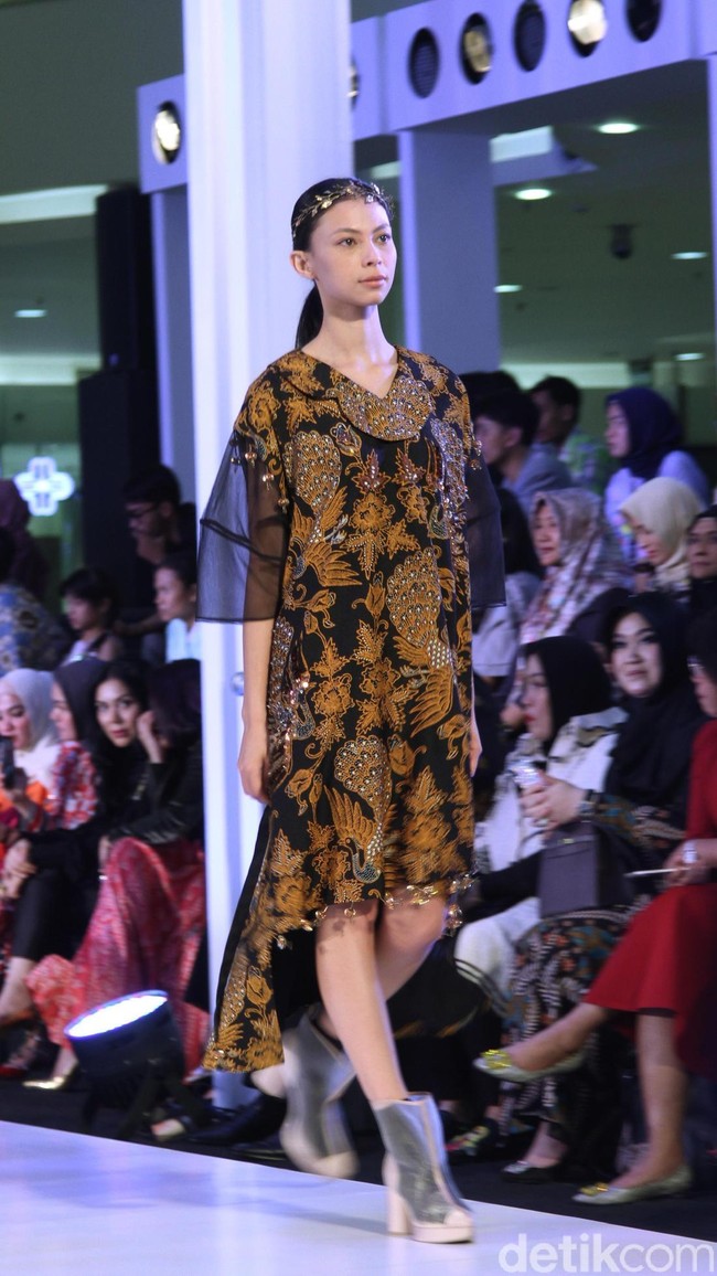 Fashion show Mel Ahyar yang berkolaborasi dengan Iwan Tirta Private yang mengangkat tema ER-LUM di Fashion Nation 2018, Senayan City, Jakarta, Rabu [18/4/2018]. [Foto: Mohammad Abduh/Wolipop]