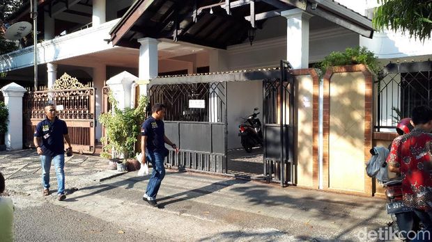 Bareskrim Geledah 3 Rumah di Surabaya/