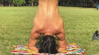 Headstand di tengah taman? Siapa takut. (Foto: Instagram/gabrielndsprado)