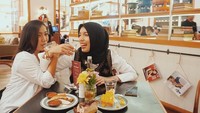 Bersama sahabatnya, Jenahara asyik menikmati makanan enak. Saking akrabnya, minum saja sampai harus menyilangkan tangan gitu. Foto: instagram @jenaharanasution