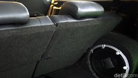 Berbicara perbedaan dari edisi standar, Pajero Sport Rockford Fosgate Limited Edition ada tambahan beberapa fitur seperti Rockford Fosgate Audio Premium System, Emblem khusus Rockford Fosgate Limited Edition di belakang mobil, Spare tire cover, Gardan depan belakang, tailgate spoiler, dan lambang Mitsubishi di depan muka mobil.