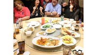 Canda tawa melepas rindu bersama keluarga si doel, kurang maknya...kira kira ada apa ya di balik pertemuan keluarga si doel?, tulis Rano dalam Instagramnya. Foto: Instagram @si.rano