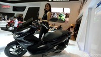 Seorang model berpose dengan All New Honda PCX Hybrid.