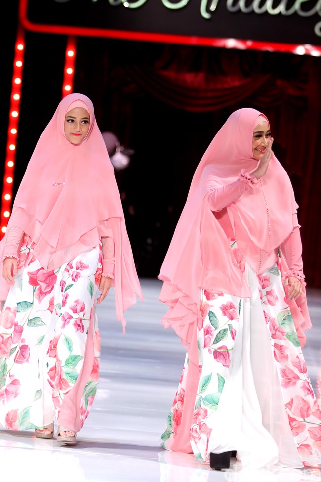 Inilah penampilan Nia Paramitha dan anak ketiganya, Syahratu Agatha saat melenggang sebagai model fashion show merek busana syari Indonesia, Si.Se.Sa, di Hotel Fairmont, Jakarta, Rabu (18/4/2018). Foto: Mohammad Abduh/Wolipop