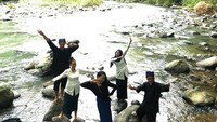 Bella menikmati keindahan Suku Baduy Luar tidak sendiri. Dia berkeliling bersama para kru film yang dibintanginya. (laudyacynthiabella/Instagram)
