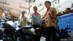 Gaya Jokowi Pakai Jaket Jins Viralnya Saat Buka IIMS