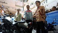 Jokowi juga terlihat mengenakan sepatu sneakers berwarna hitam.